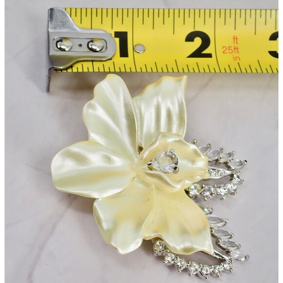 Nolan Miller Signed Ivory Orchid Floral Clear Crystal Rhinestones Brooch Vintage - Picture 15 of 16
